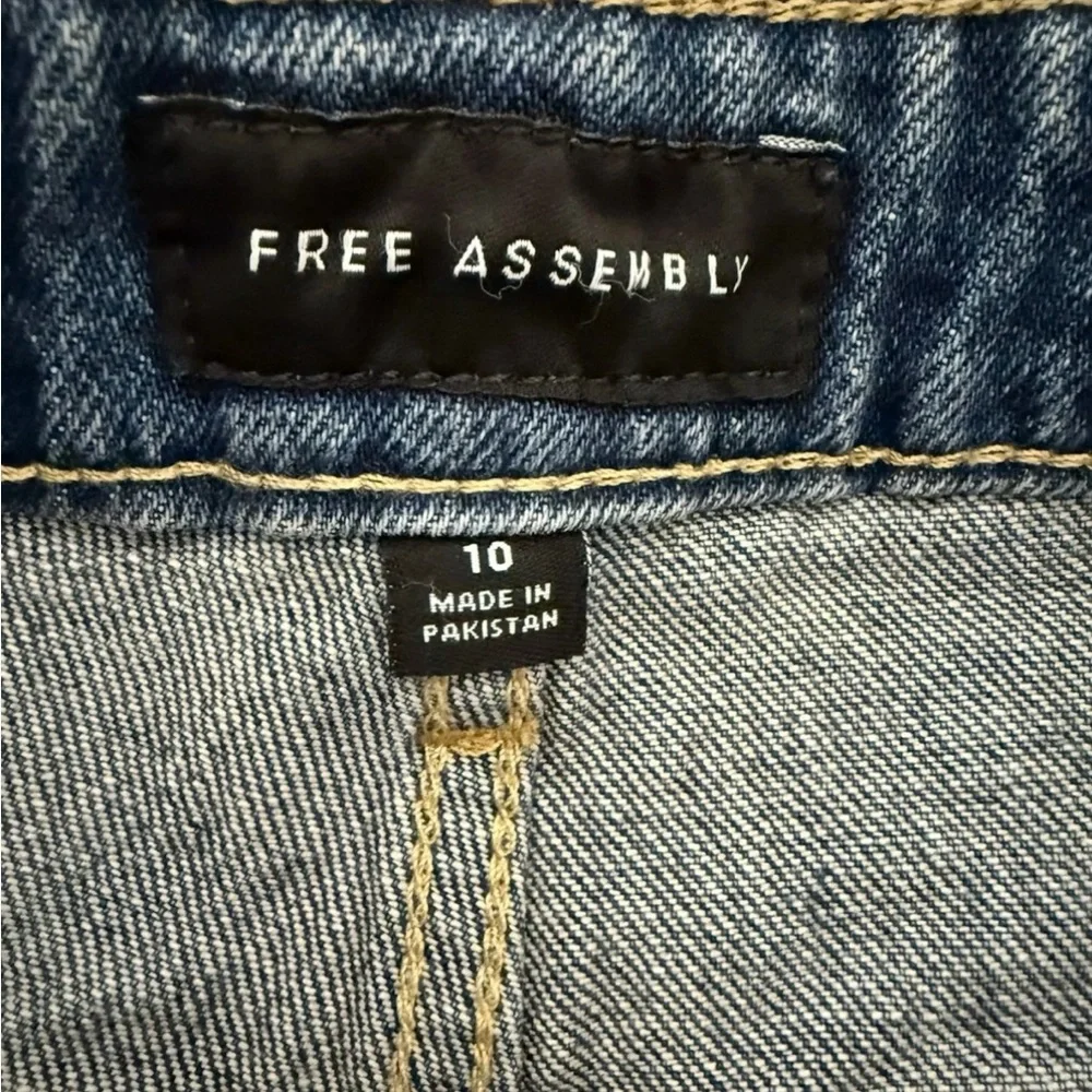 Free assembly Classic Blue Jean Shorts for Women size 10